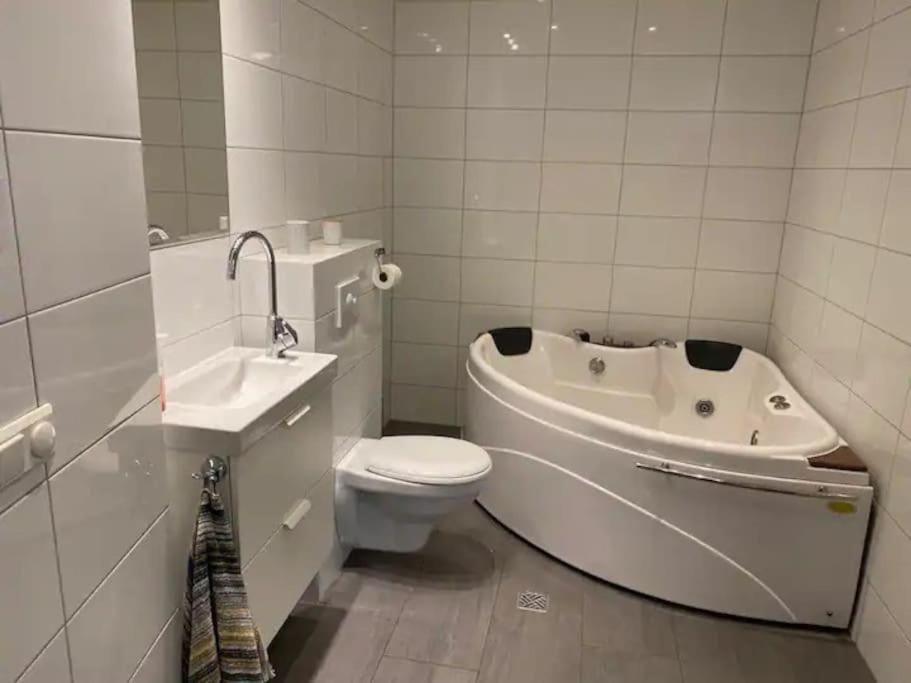 Husavik 2 Bedroom Apartment Екстер'єр фото